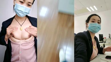 这个就屌了，同事就在身后！【Y头等你】办公室白领，夹跳蛋，上班跳蛋亮出，厕所尿尿 (2)