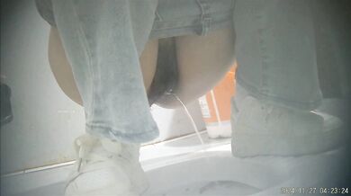 公司同事过生日农庄请吃饭尾随漂亮女同事进简陋女厕偷拍她尿尿