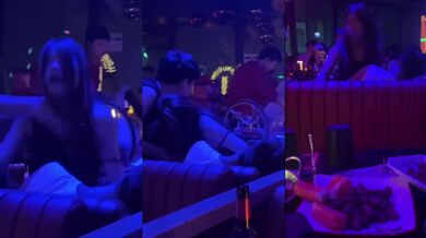 【硬核流出吃瓜】某酒吧大厅刺激做爱 年轻人玩的就是花 俩男玩一女那么多人众目睽睽下性爱 女上位坐桩榨精