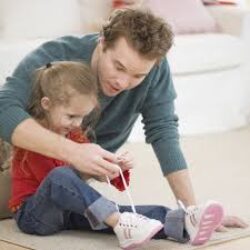 Как научить ребенка самостоятельно завязывать шнурки?